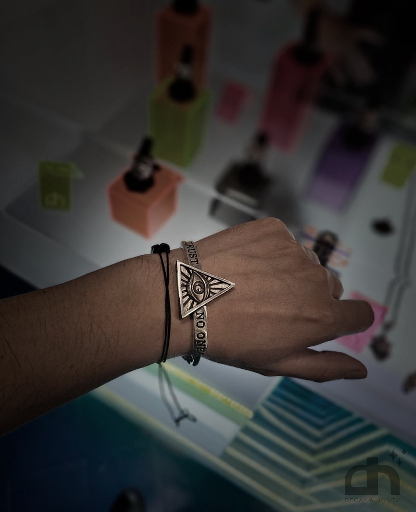 Trust No One -Limited Edition 153 Pieces-